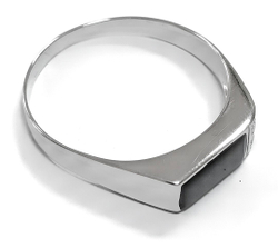 Ювелирное кольцо из серебра,вставка оникс,фианиты