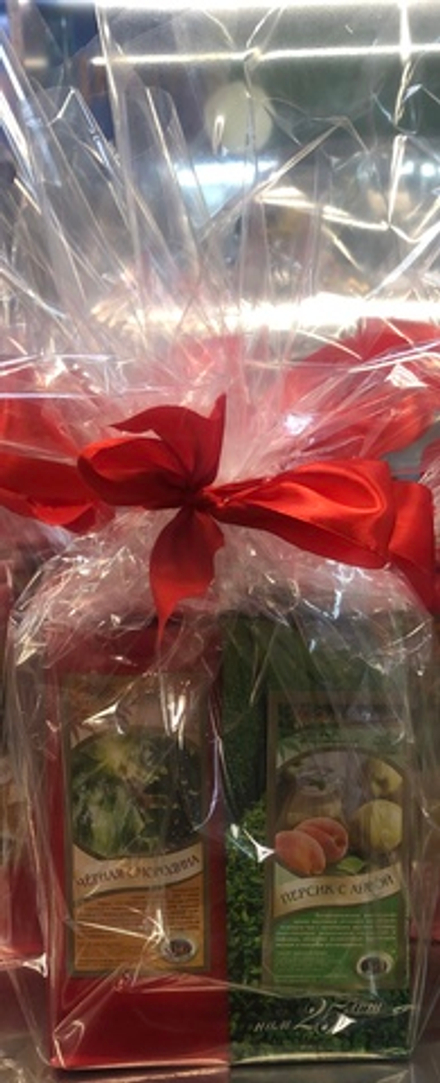 Подарочный набор в плёнке 2 вида чая чёрный с чёрной смородиной и зелёный с персиком и айвой по 50 г