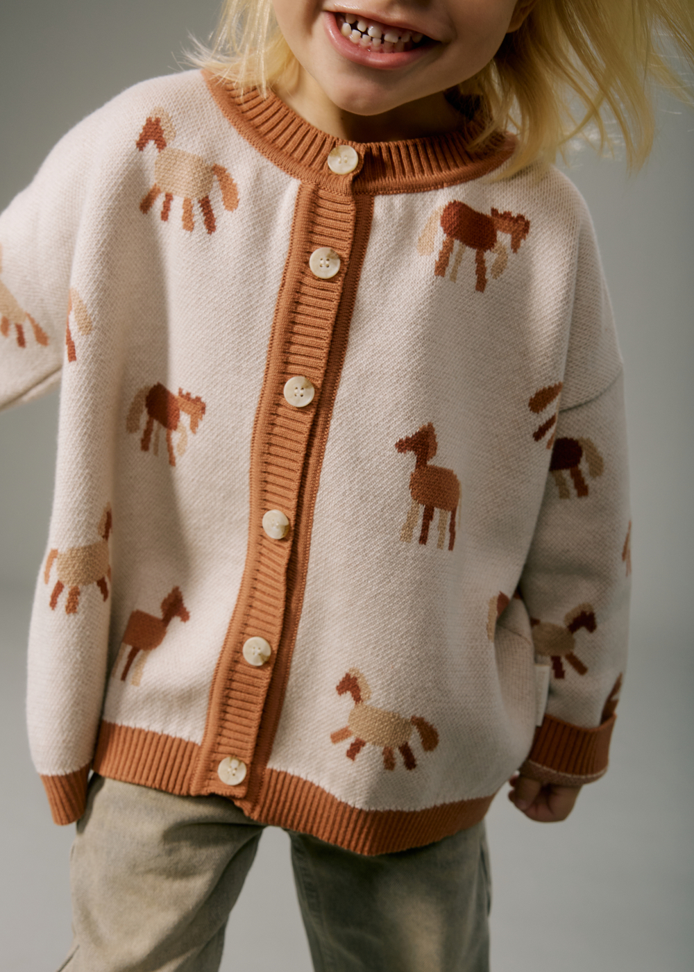 Кардиган вязаный (лошадки)