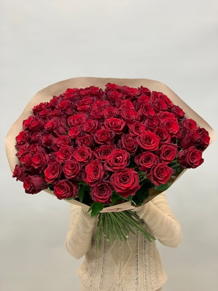 Букет 75 красных роз Эквадор 60см в крафте