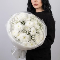 Букет "Белый" с хризантемой сорта Алтай и гипсофилой.