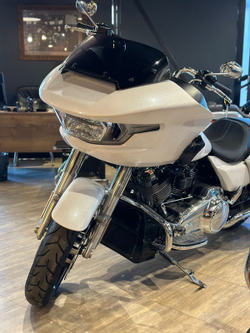 Harley-Davidson Road Glide 117, 2024 Onyx White/CHROME Trim