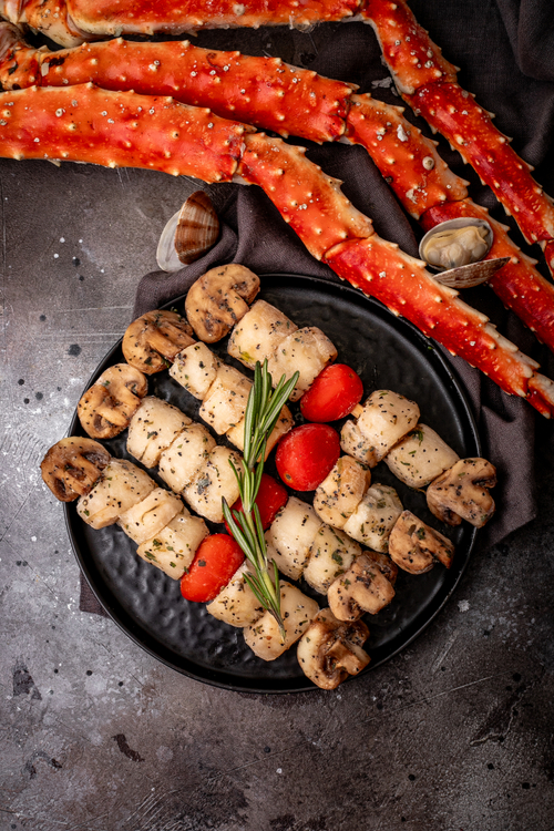 Шашлычки из гребешка, помидоров черри и свежих шампиньонов со специями, травами и цитрусом