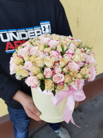 Шляпная коробочка из 29 кустовых роз