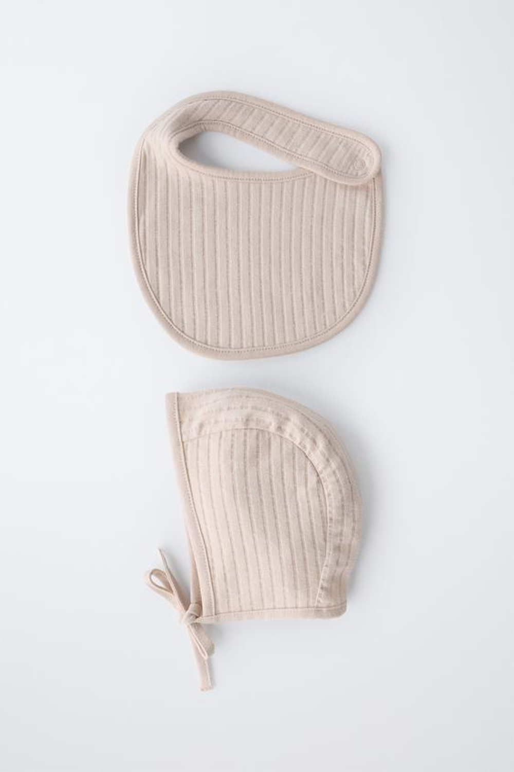 ZARA КОМПЛЕКТ ИЗ ЧЕПЧИКА И НАГРУДНИКА, КОСТЯНОЙ