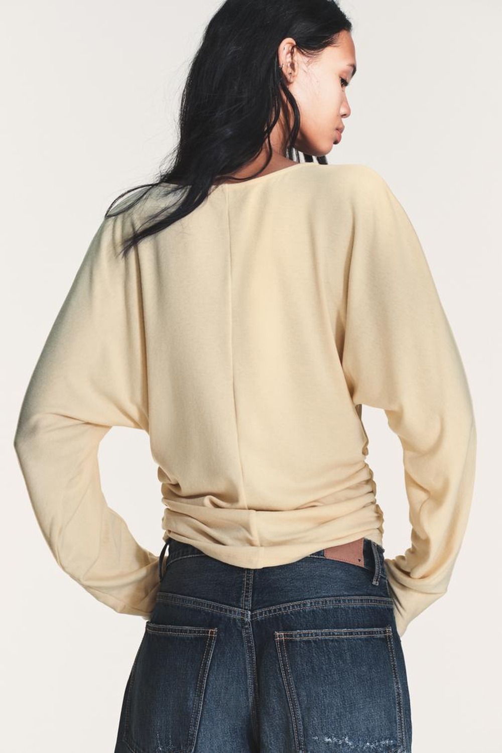 ZARA ФУТБОЛКА С ДРАПИРОВКОЙ, ЦВЕТ СЛИВОЧНОГО МАСЛА