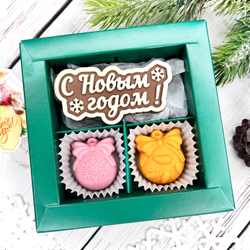 Шоколадный подарок "С Новым годом": шоколадка-надпись и 2 конфеты ручной работы