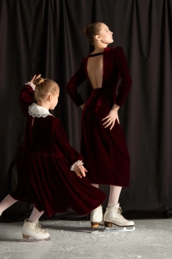 Платье миди с объемными плечами и разрезом