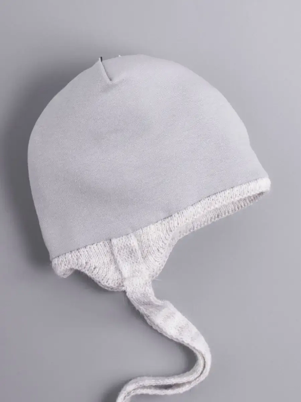 Шапка детская осенняя с завязками и помпонами