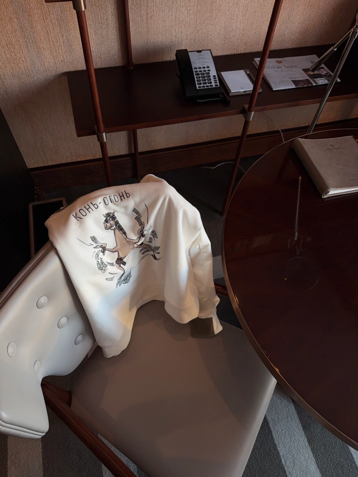 СВИТШОТ ЖЕНСКИЙ ЭВВИ МОЛОЧНЫЙ КОНЬ ОГОНЬ