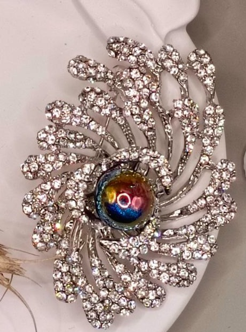 Брошь"Салют"объёмная, из цинкового сплава, с искусственным жемчугом и стразами.