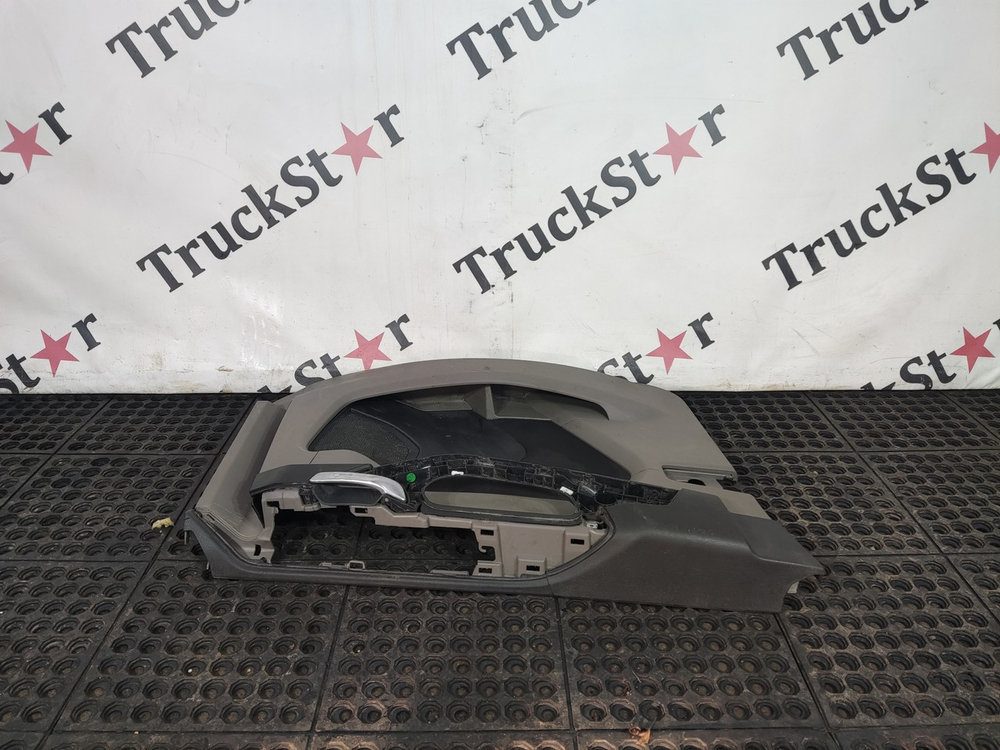 Обшивка двери левой 2020г.