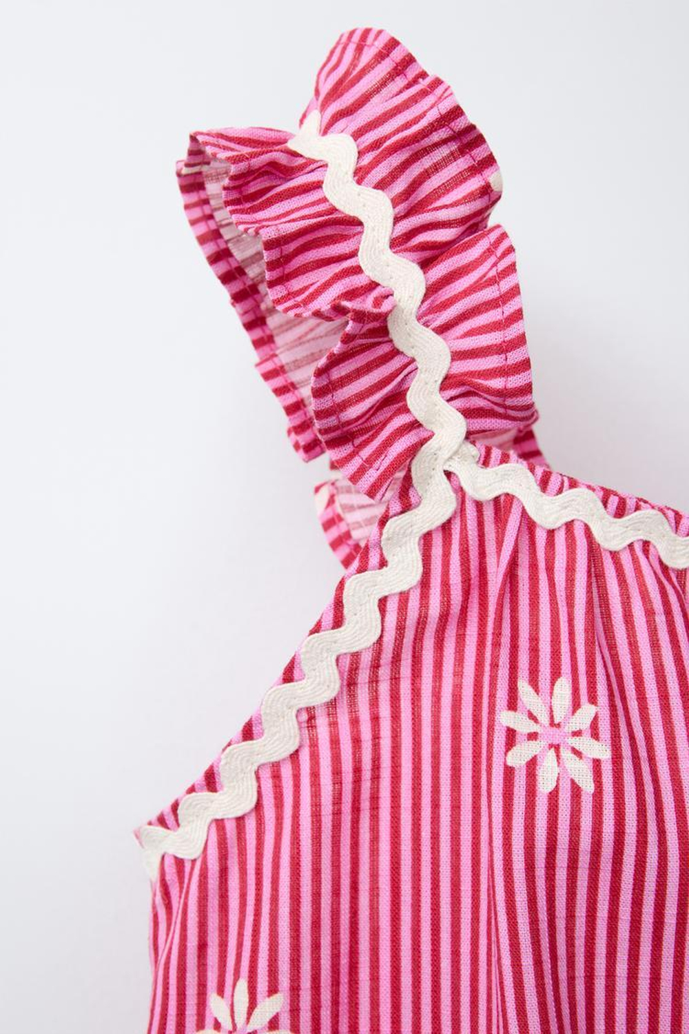 ZARA КОРОТКИЙ КОМБИНЕЗОН В ПОЛОСКУ С ВОЛНИСТЫМИ ДЕТАЛЯМИ, ЦВЕТ ФУКСИИ