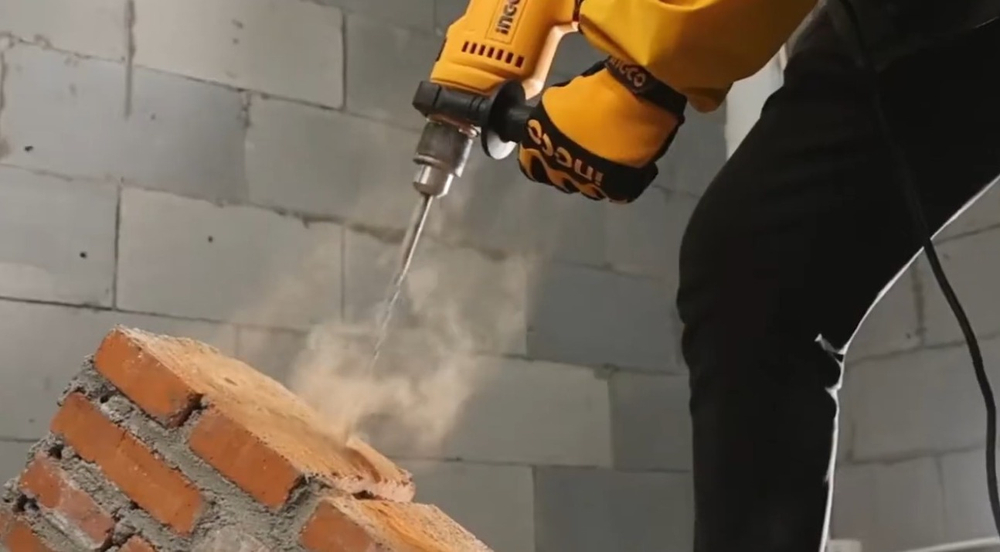 Электрическая дрель ударная INGCO ID6808 680 Вт 1,5-13 мм