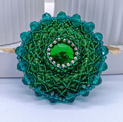 Брошь ручной работы из бисера и страз, кристаллов. зеленый/ подарок любимой, маме, коллеге, подруге / бижутерия / оригинальный подарок /
