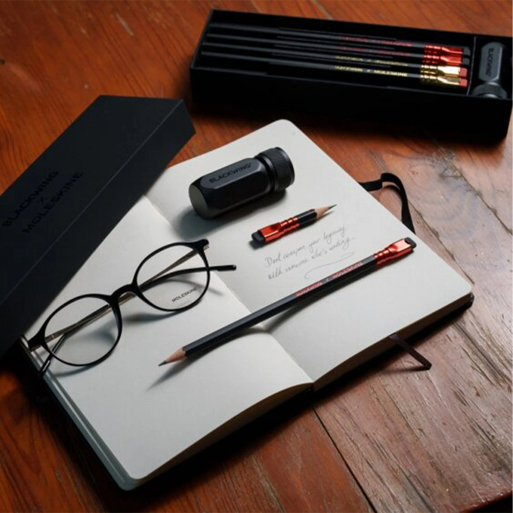 Набор из 4 карандашей и точилки Blackwing x Moleskine (EWBKWKIT1) в черной подарочной коробке