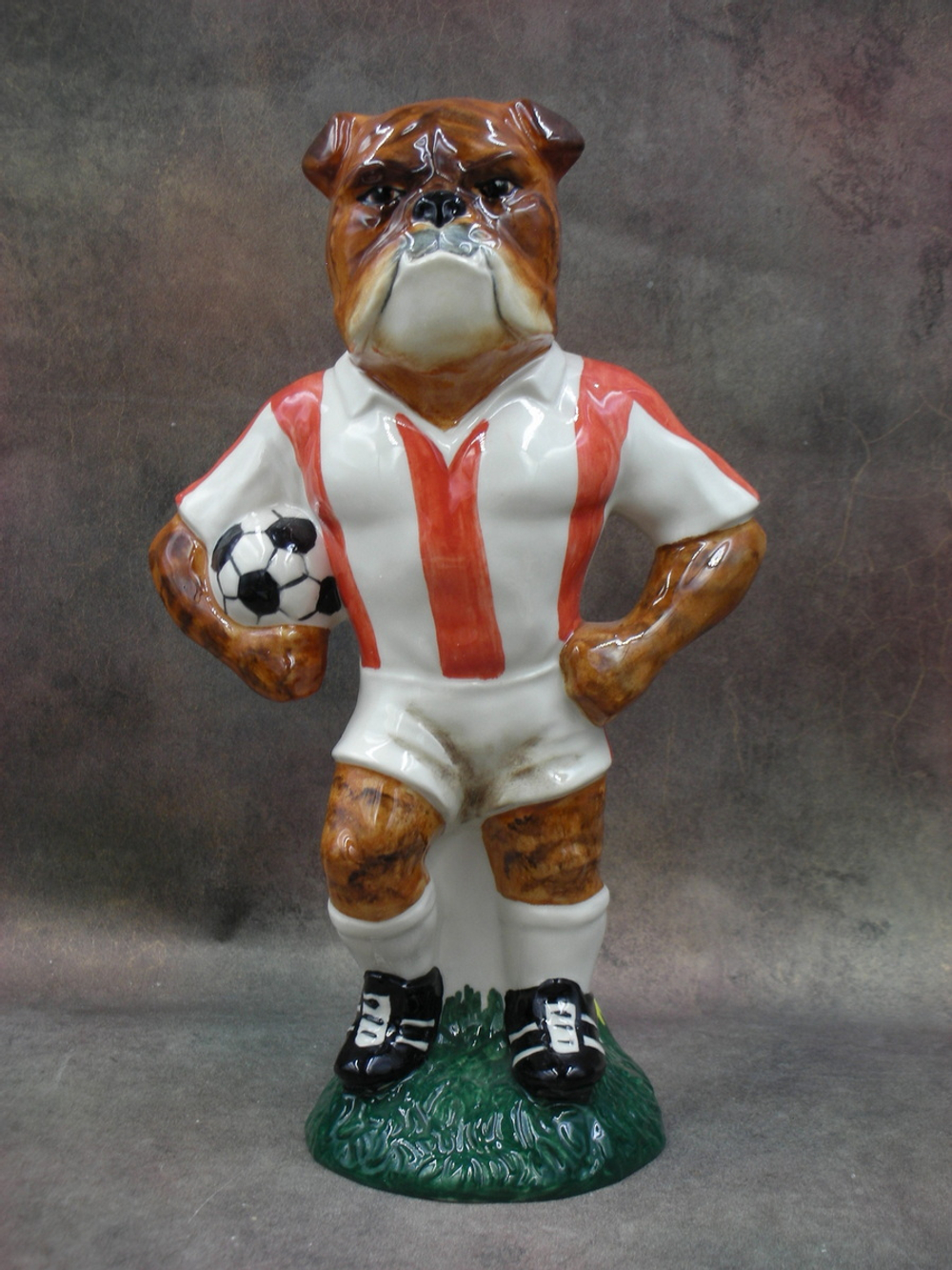 Статуэтка. Фарфор. Собака Бульдог футболист. Англия