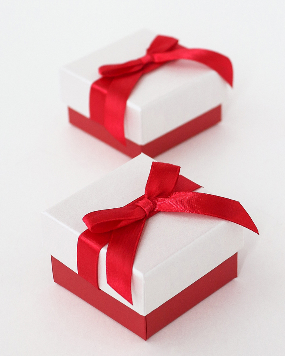 Картонный футляр с атласной лентой «РАФАЭЛЛО» 60x60x34 мм.