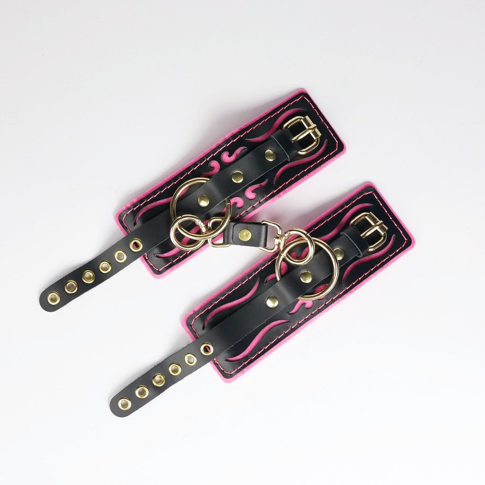Черные кожаные наручники с розовой строчкой (Цвет: черный с розовым)
