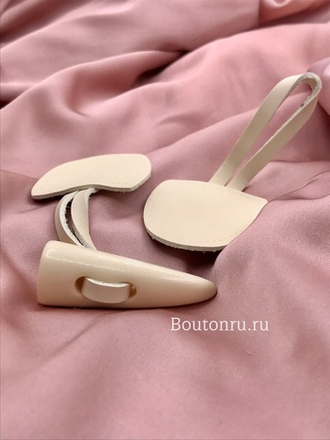 Застежка клевант из натуральной кожи бежевого цвета