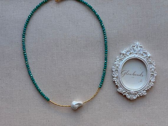 Boyunbağı / Колье / Necklace Sadə kristal muncuqdan hazırlanmış boyunbağı