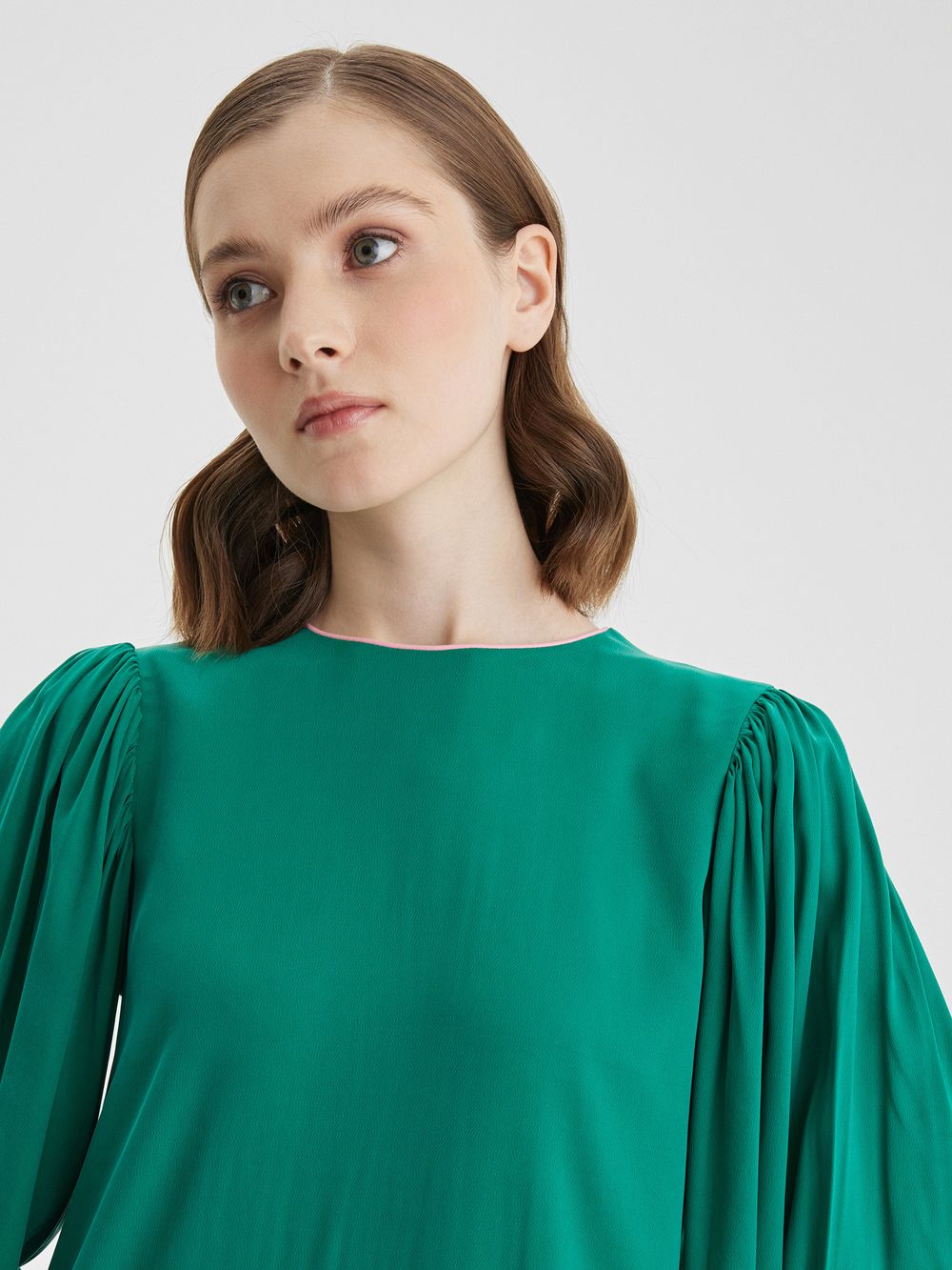 Платье с пышными рукавами изумрудного цвета