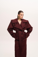 Укороченный тренч с объемными плечами