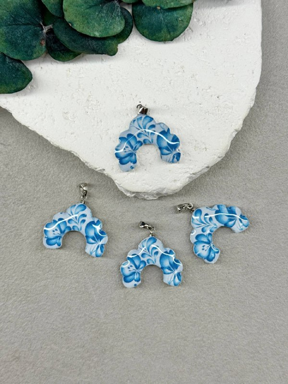 Подвеска "Кокошник" ручной работы, бейл-родий, гжель 25*20 мм