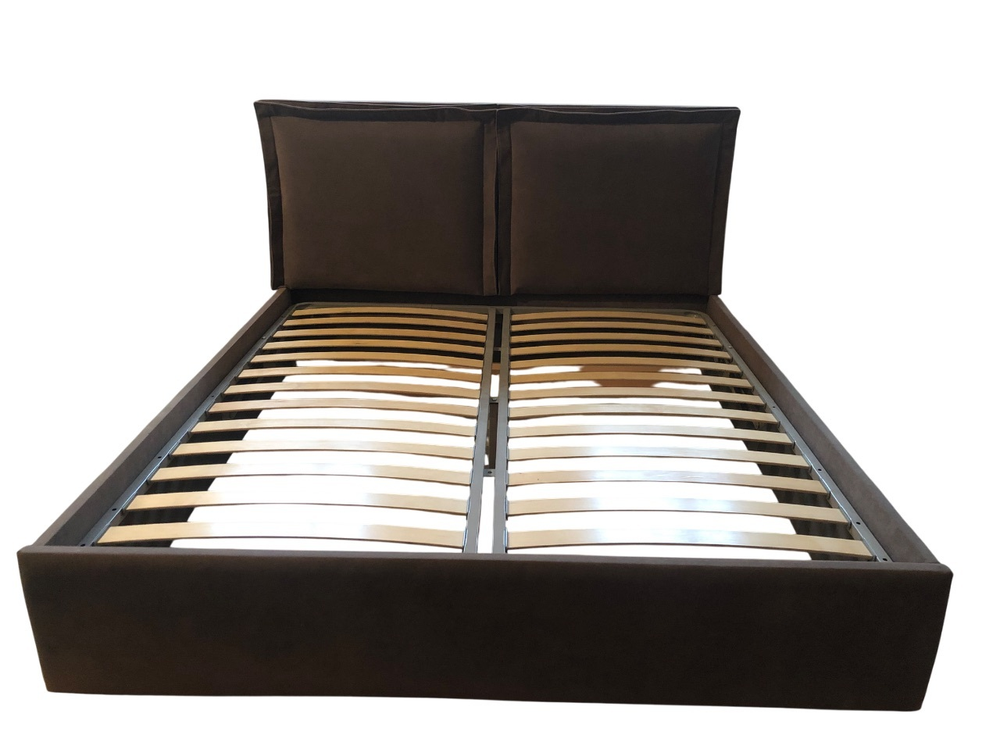 Двуспальная кровать с мягким изголовьем