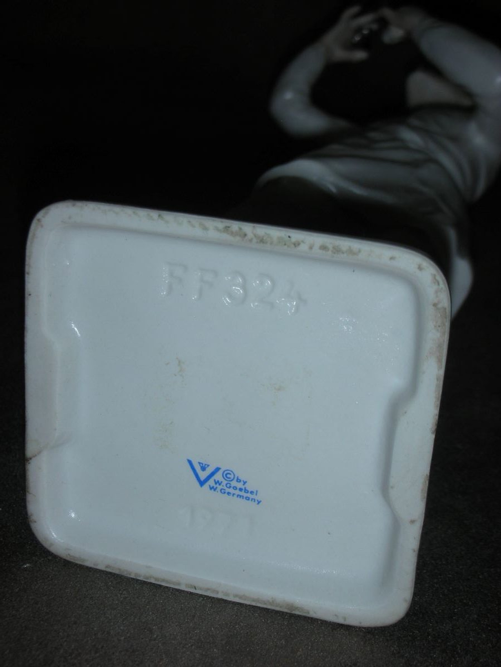 Статуэтка. Фарфор. Врач со шприцом. Goebel. Германия