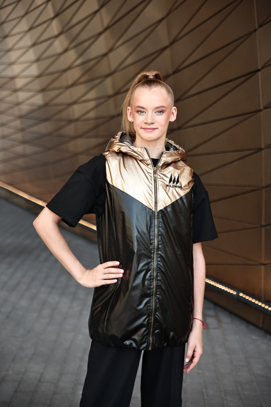 Жилет Гран При с капюшоном