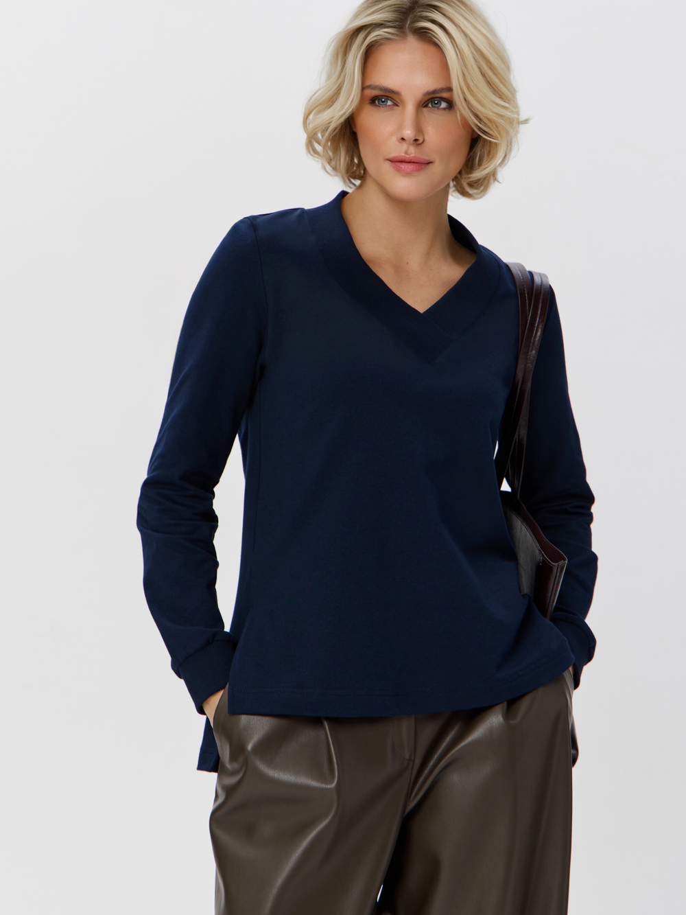 Джемпер с V-вырезом и удлиненной спинкой