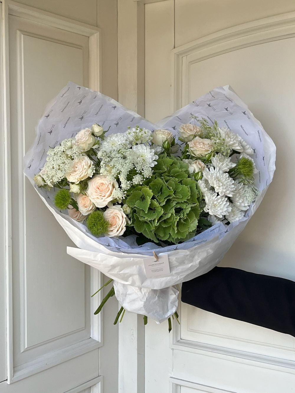 Букет из гортензии, амми, кустовых пионовидных роз, хризантемы и диантусов