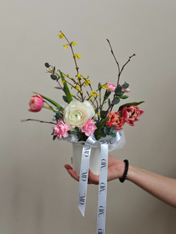 Композиция весенняя с ранункулусом