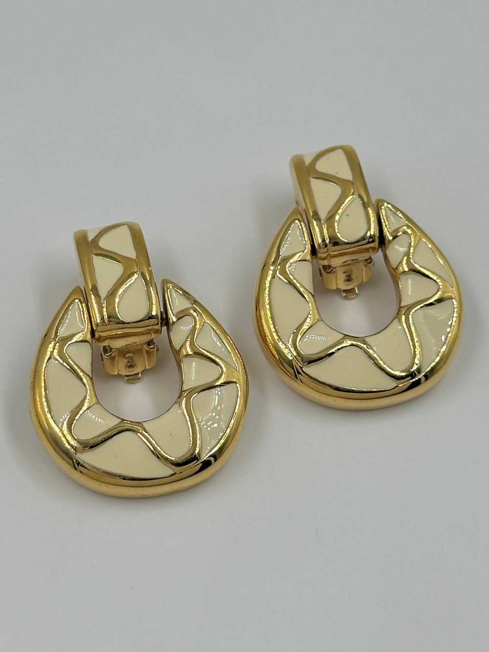 Клипсы с кремовой эмалью Givenchy