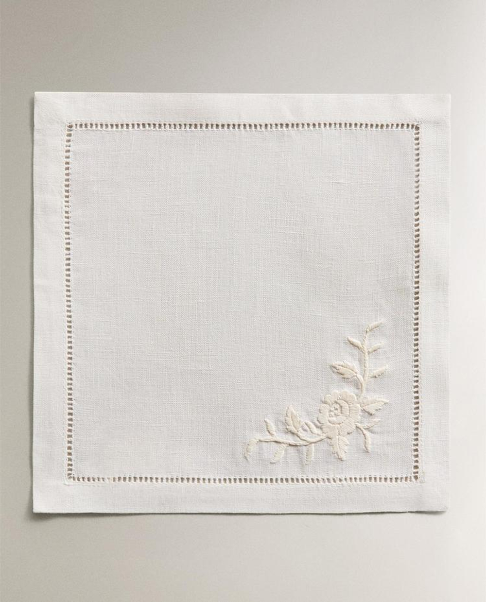 ZARA HOME НАБОР КОКТЕЙЛЬНЫХ САЛФЕТОК ИЗО ЛЬНА С ВЫШИВКОЙ (4 ШТ.),, ЭКРЮ