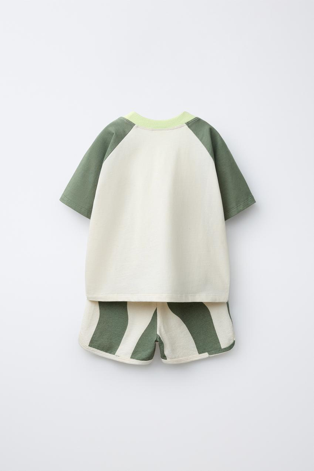 ZARA КОМПЛЕКТ ИЗ ФУТБОЛКИ КОЛОРБЛОК И ШОРТОВ С ВОЛНАМИ, ЗЕЛЕНЫЙ