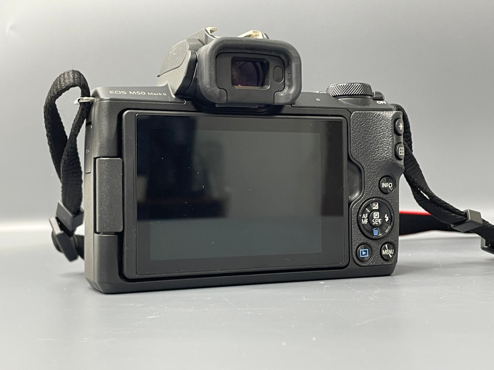 Canon EOS M50 Mark II + kit 15-45mm 1:3.5-6.3 IS STM 1.000 кадров