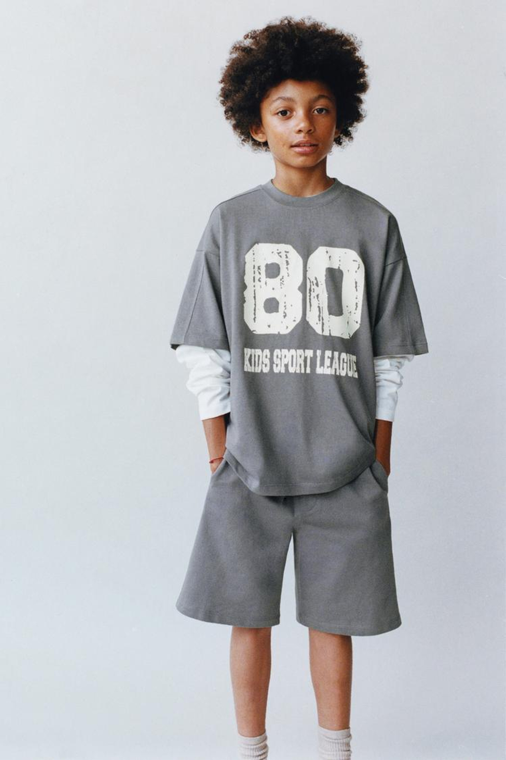ZARA КОМПЛЕКТ ИЗ ФУТБОЛКИ И ШОРТОВ-БЕРМУДОВ, СЕРЫЙ