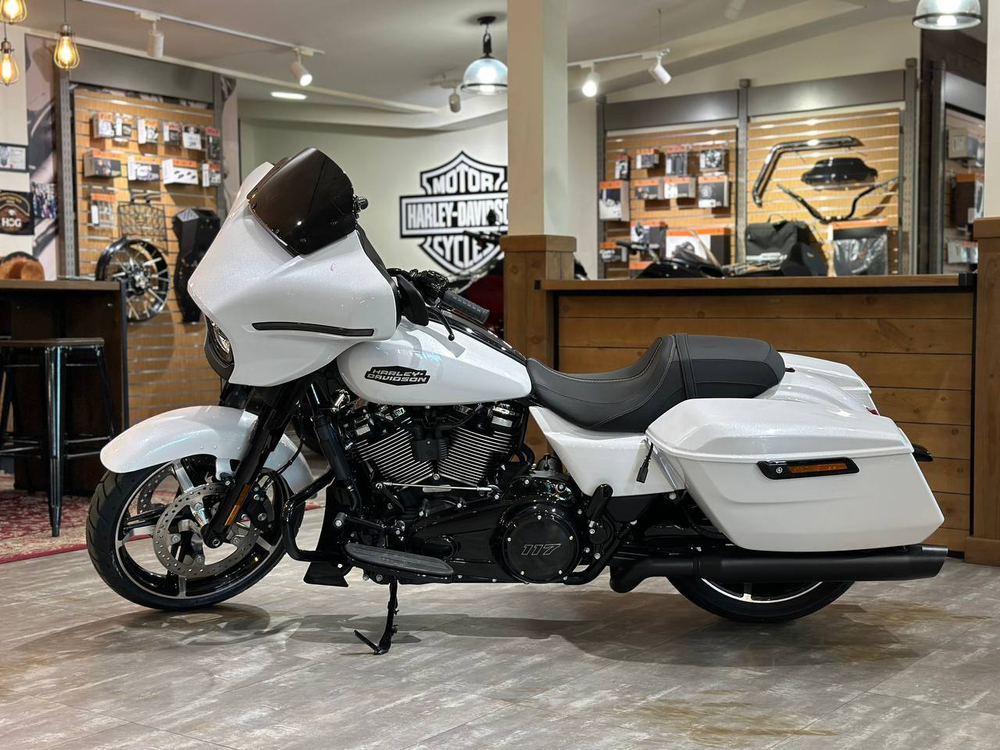 STREET GLIDE SPECIAL, 2024	WHITE ONYX PEARL BLACK TRIM