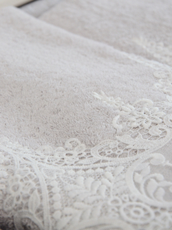 Полотенце La Perla с кружевной отделкой 50х90