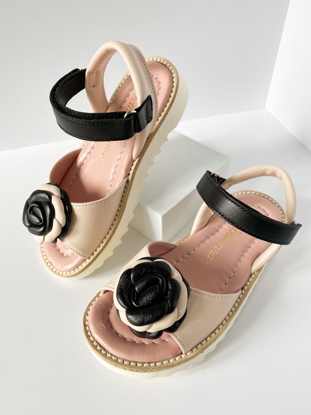 Новые кожаные сандалии Pretty Ballerinas,