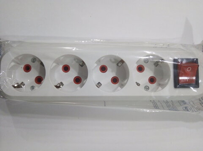 Колодка розеточная 4 гнезда с землей c выключателем 16А 250В белая серии "Народная"