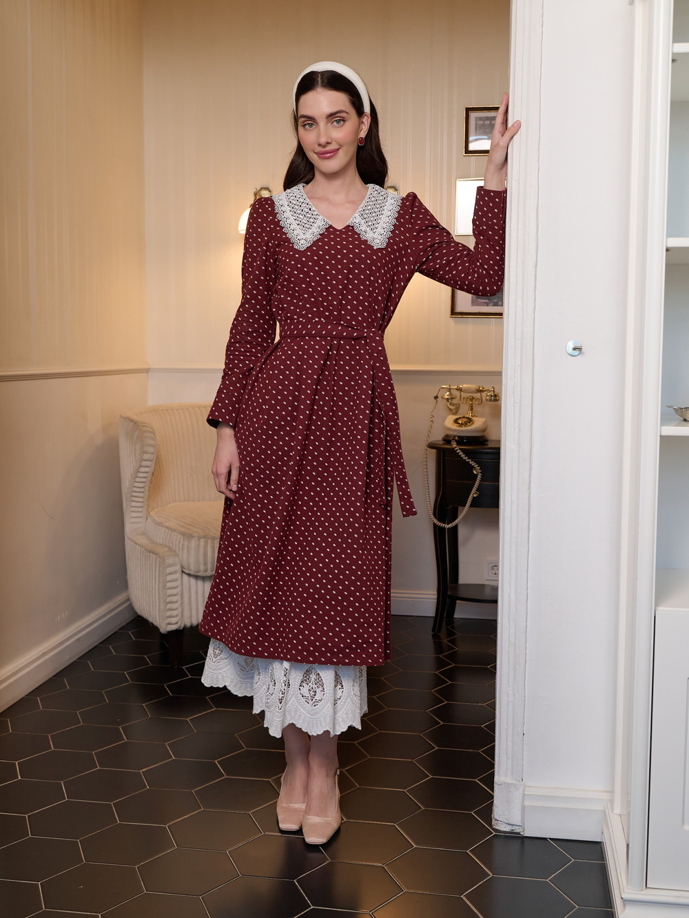 Платье с кружевным воротником