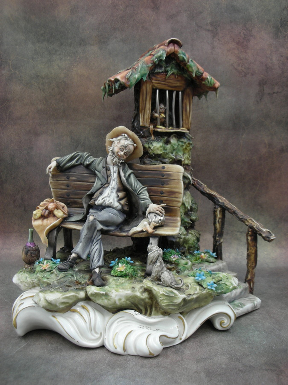 Статуэтка. Фарфор. Лавка скитаний и мечтаний. Capodimonte. Италия