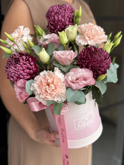 Эффектные хризантемы Бигуди, диантусы и нежная эустома с эвкалиптом в композиции от Флора Маркет