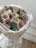 Сборный букет из роз и ранункулюсов в оформлении