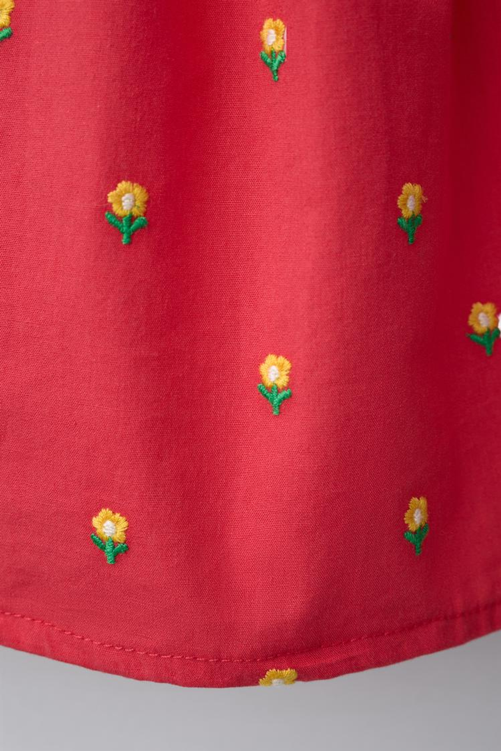 ZARA Х CASA LAWA ПЛАТЬЕ С ВЫШИВКОЙ И ЦВЕТОЧНЫМИ ДЕТАЛЯМИ, КРАСНЫЙ