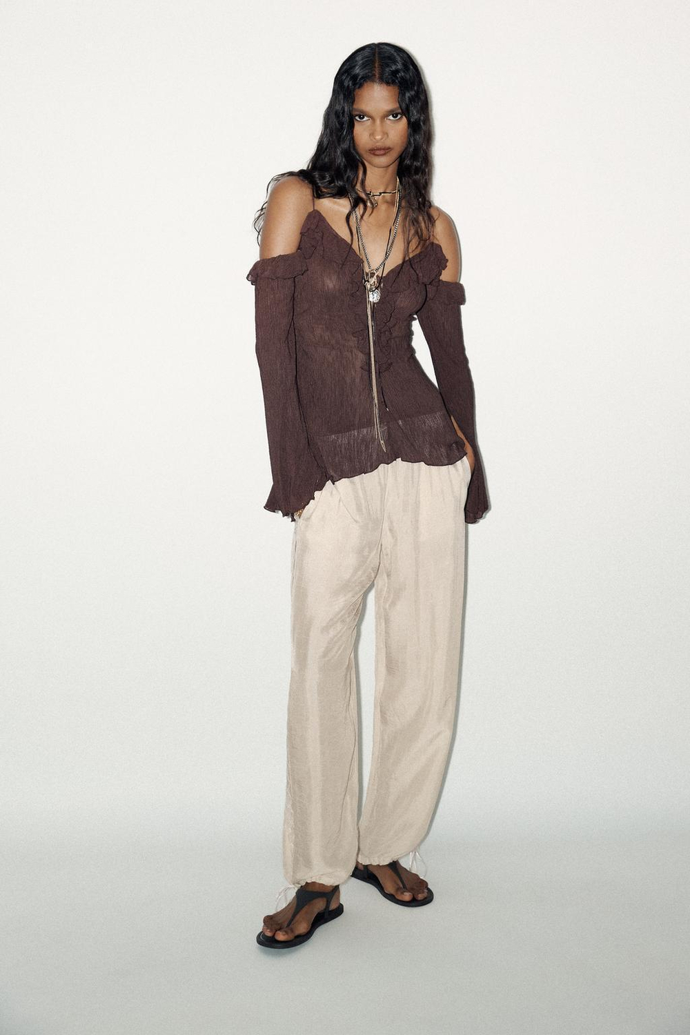 ZARA ТОП С ОТКРЫТЫМИ ПЛЕЧАМИ И ВОЛАНАМИ, КОРИЧНЕВЫЙ