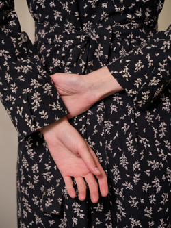 Платье с кружевным воротником